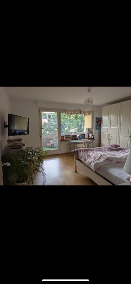 WG Zimmer in Frauen WG hell zum Innenhof ab 1.10. Nähe Romanplatz