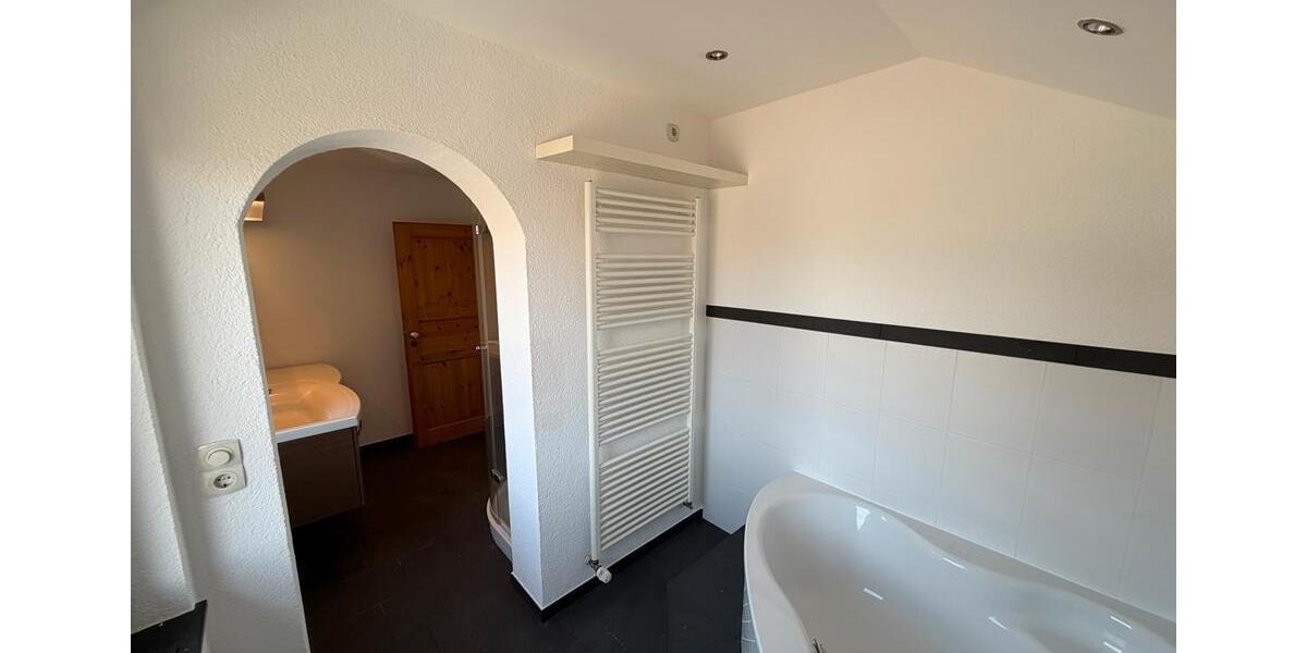 Dachgeschoßwohnung Siegen Eiserfeld - 3 Zimmer, 105 m&sup2;, 850&euro; | Angebot:25258307