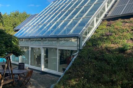 Schönes möbliertes WG-Zimmer mit Balkon frei, in großem Haus zimmer