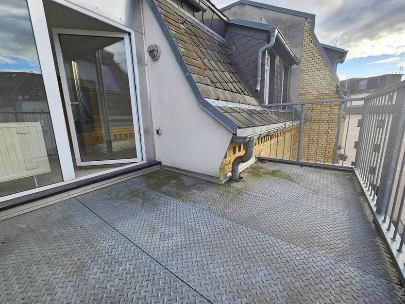 In diesem Idyllischen Altbau mit seiner wunderschönen Dachterrasse lebt man gerne 2 Monate mietfrei zimmer