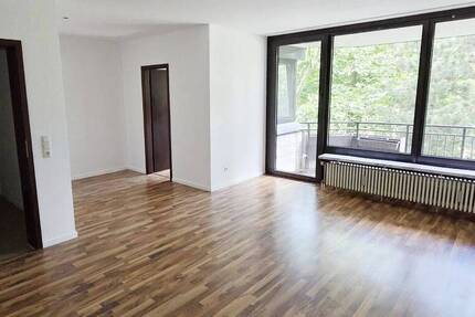 Familien-Zuhause in angenehmer Größe, 3 Zimmer mit Balkon, Laminat, Wannenbad, Gäste-WC, Aufzug