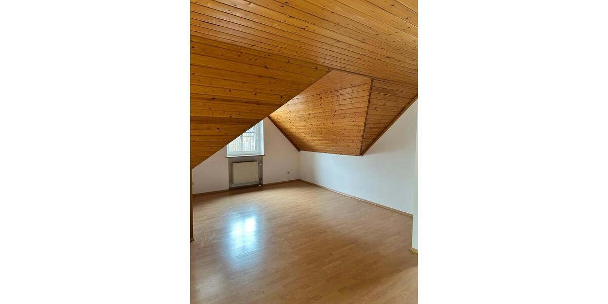 Dachgeschoßwohnung Kulmbach Blaich - 3 Zimmer, 76 m&sup2;, 650&euro; | Angebot:25170468