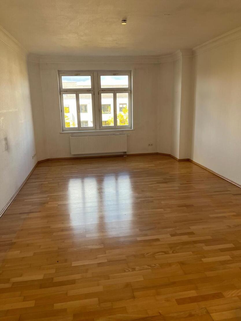 Renovierung in eigener Hand ! Tolle Lage, Herrliche Wohnung mit Balkon...5 Monate mietfrei 4 zimmer
