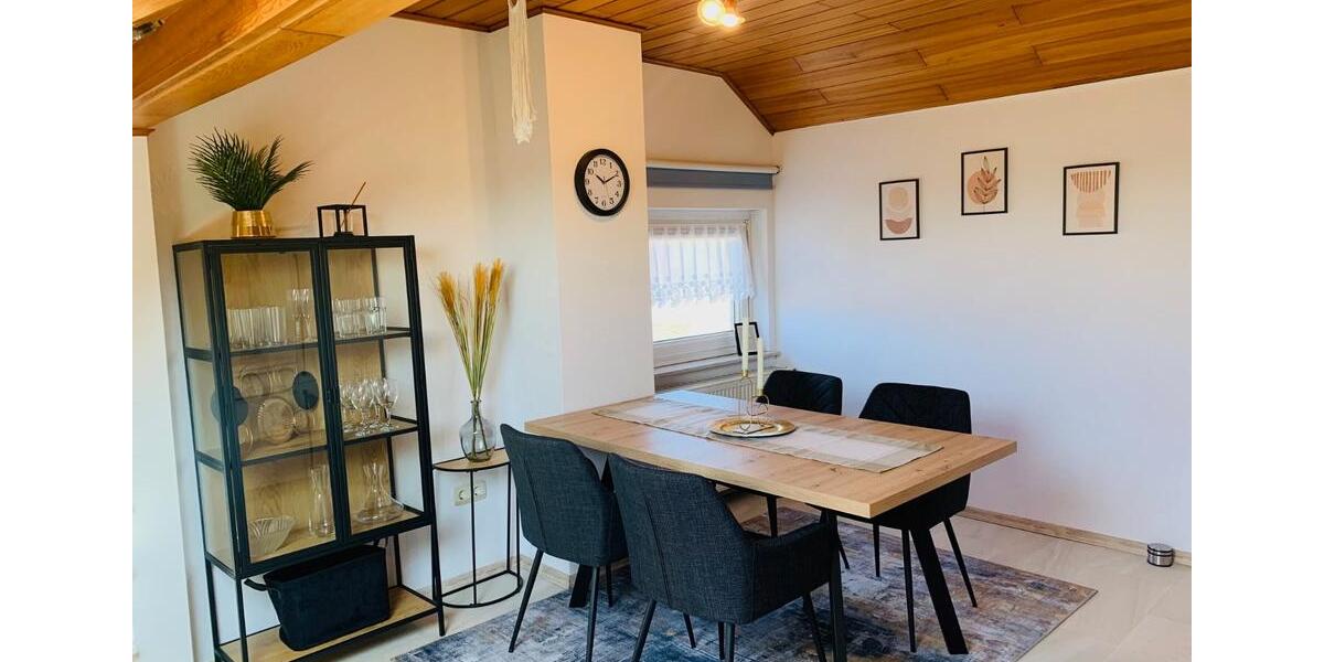 Renovierte und voll möblierte DG-Wohnung für Single-Person zimmer