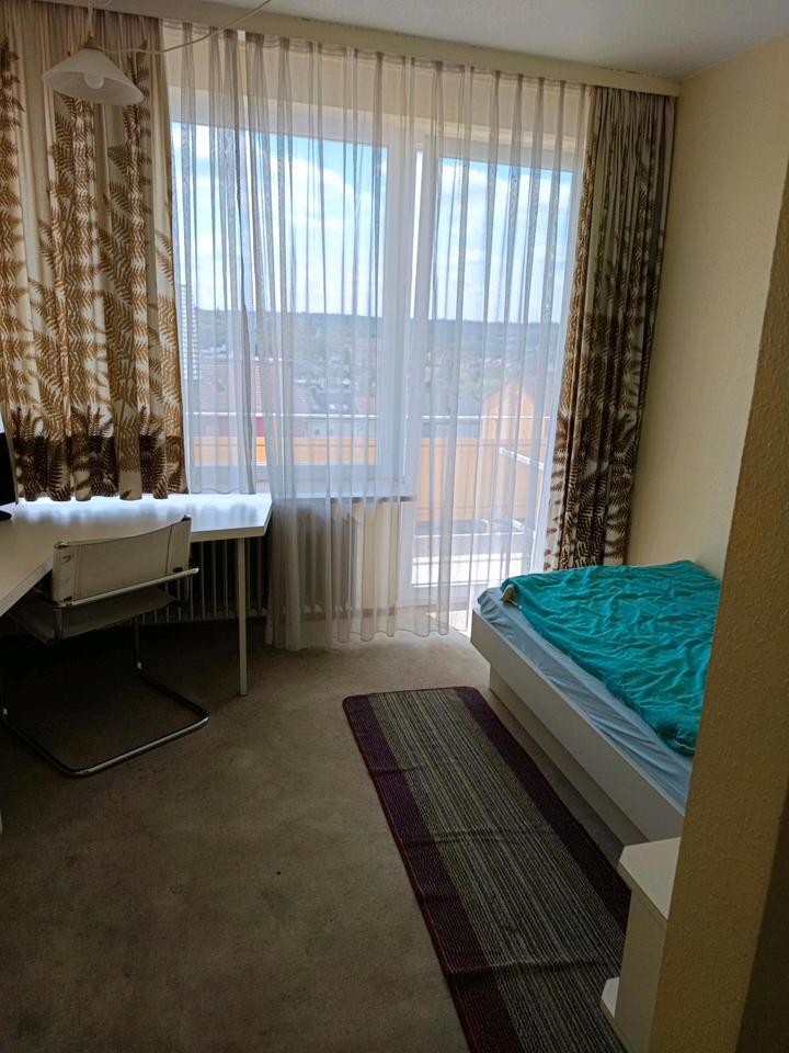 1 Zimmer mit Bad und Balkon