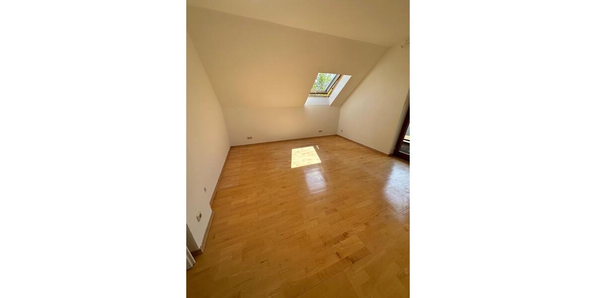 Dachgeschoßwohnung Hohenroth - 3 Zimmer, 102 m&sup2;, 750&euro; | Angebot:25641053