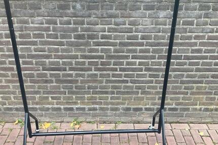 3 Robuste, mobile Kleiderständer