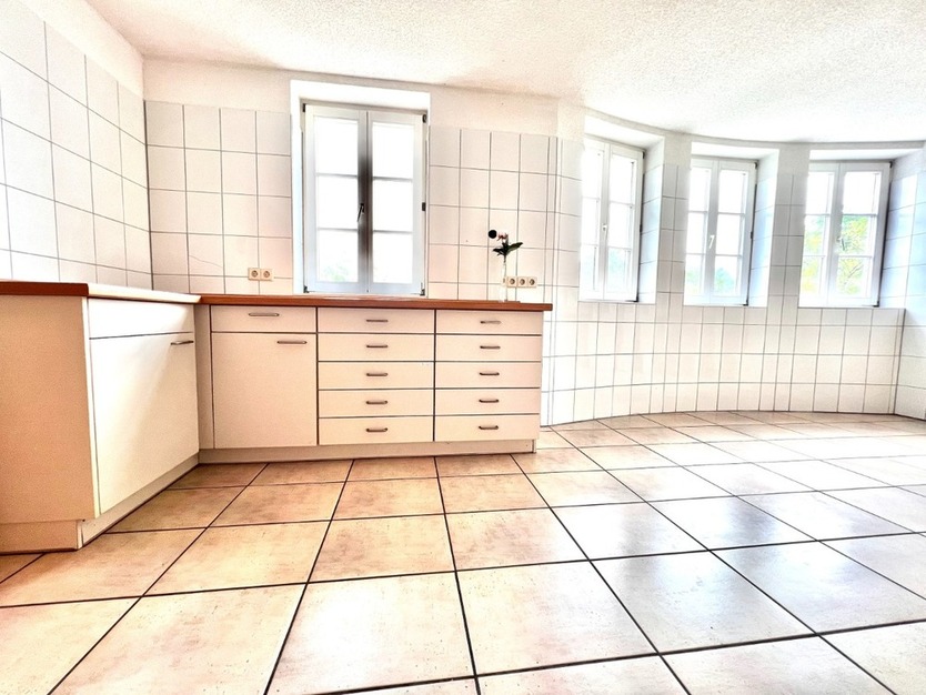 Praxis Ortsrand Singen mit 6 Räumen, 2 Eingängen & 8 Stellplätzen – Gewerberäume zimmer