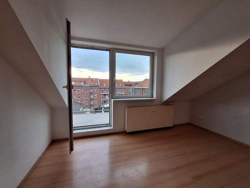 Großzügige 3-Zimmer Dachgeschoßwohnung mit Balkon und Stellplatz 3 zimmer