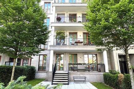 Stilvoll möblierte Wohnung mit Terrassen, eigenem Garten und Tiefgaragenplätzen in bester Lage