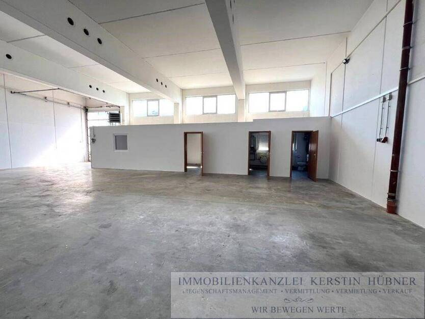 Großzügige, helle, freitragende Montage- Lagerhalle (beheizbar), 2 Büros, Tageslicht, hohem Sektionaltor - ideal für...