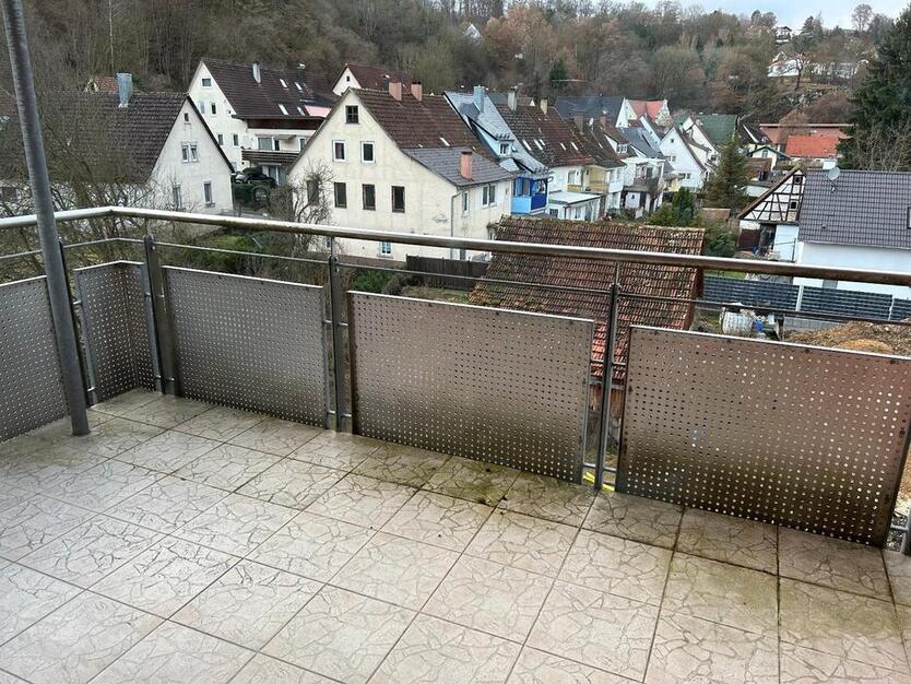 3 Zimmer DG-Wohnung mit EBK und Balkon