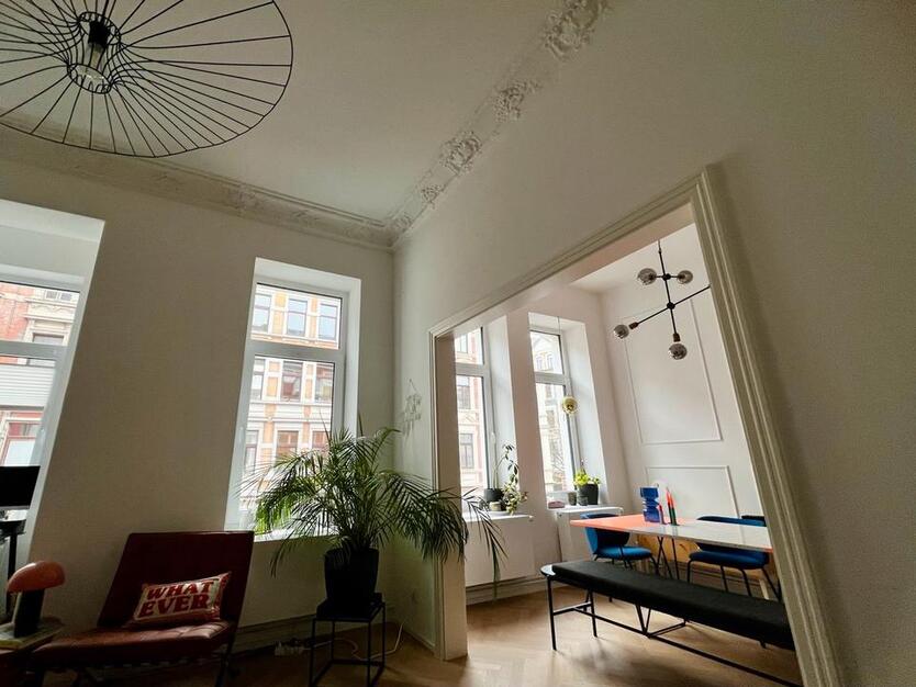 Altbauwohnung mit Echtholz-Parkett & Balkon - möbliert zimmer