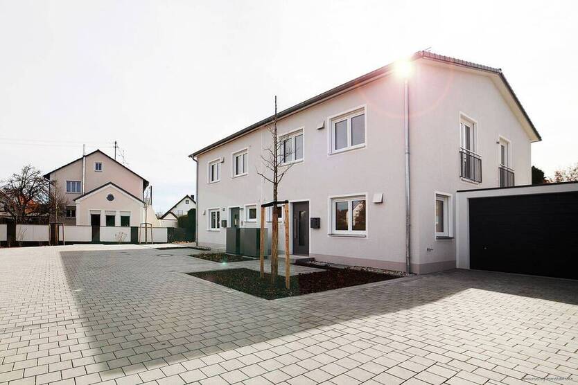 Neuwertige Doppelhaushälfte (BJ 2023) über 2 Etagen zzgl. UG mit großem Privatgarten und Hobbyraum!
