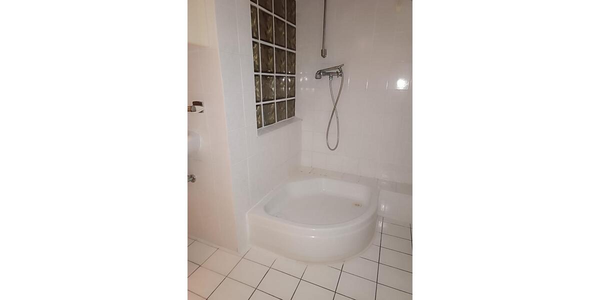 großes Zimmer in Einfamilienhaus ab sofort 1 zimmer