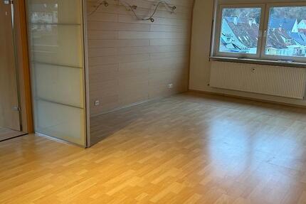 3 Zimmer DG-Wohnung mit EBK und Balkon