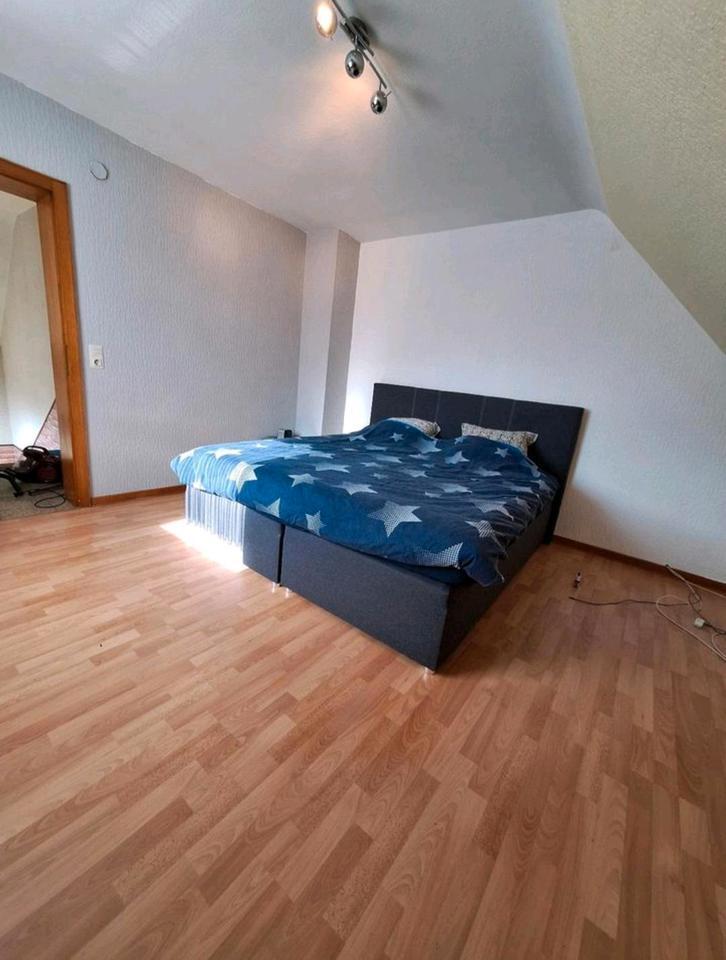 Helle 2-Zimmer-Wohnung mit Einbauküche zimmer