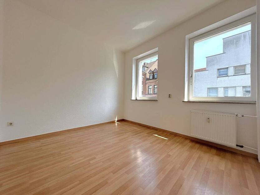 Helle, geräumige 4 Zimmerwohnung mit Balkon in zentraler Lage