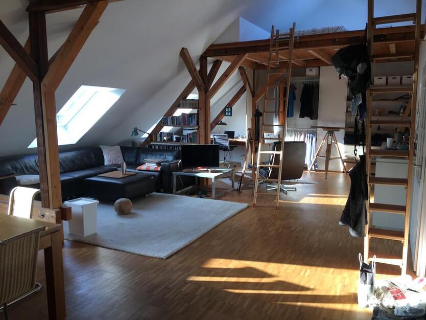 Voll möblierte loftartige DG-Wohnung