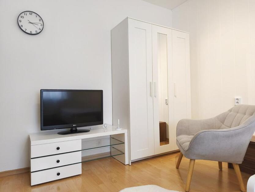 WG-Zimmer in 2er-Frauen-WG, vollmöbliertes, nähe Krones & BMW zimmer