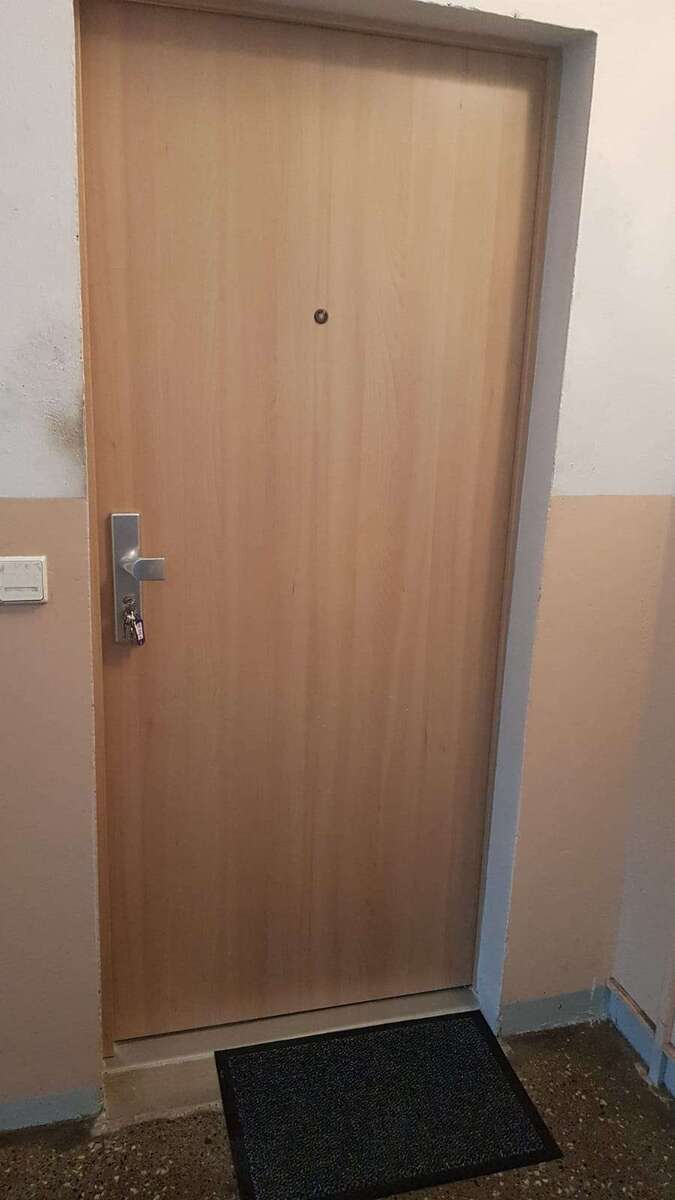 NEU -frisch renoviert. Gut geschnittene 4 Zimmer mit Balkon und Einbauküche! 4 zimmer