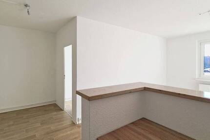 moderne Balkonwohnung mit Einbauküche im bequemen 2. OG 4 zimmer
