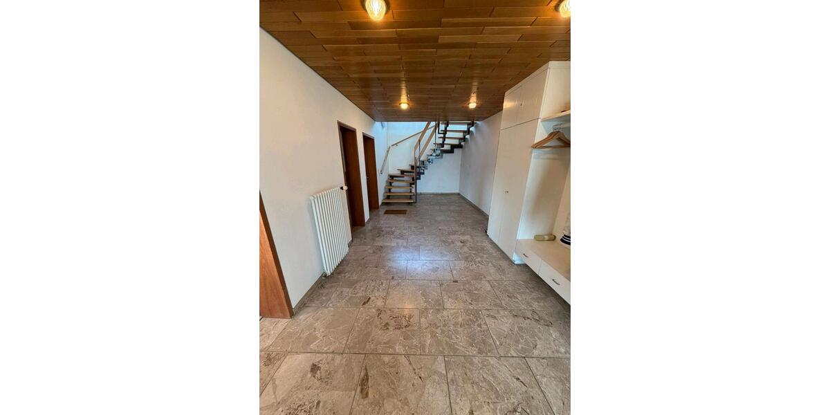 Einfamilienhaus Pfullingen - 8 Zimmer, 250 m&sup2;, 2.000&euro; | Angebot:25944485