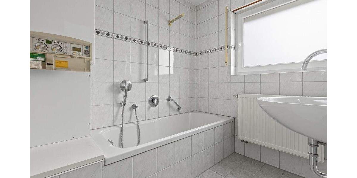 Teilmöblierte 5 Zimmerwohnung mit 2 Balkonen in Karlsruhe-Knielingen ab sofort zu vermieten 5 zimmer