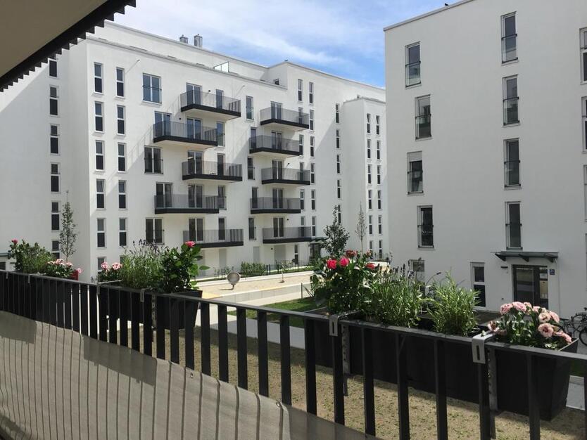 Moderne 3,5-Zimmer-Wohnung mit großem Balkon und EBK in München H