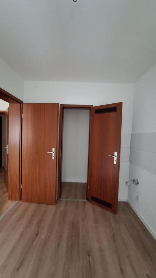 Neu renoviert- 2 Zimmerwohnung mit Balkon in guter Lage zimmer