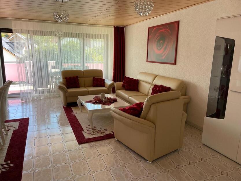 5 Zimmer Wohnung mit Balkon und Stellplatz