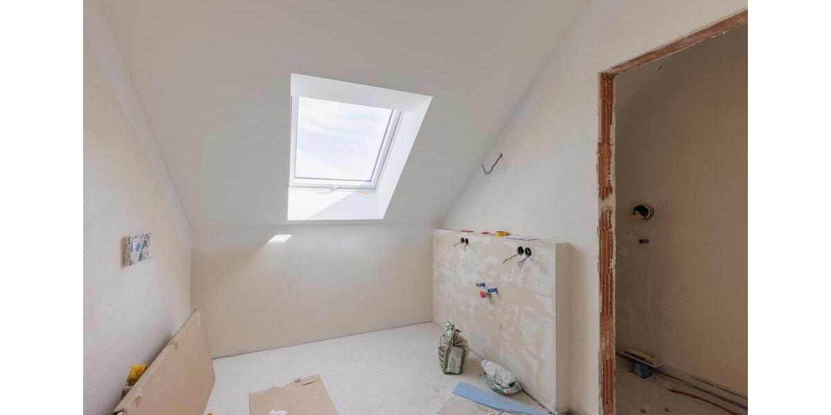 Moderne Dachgeschosswohnung mit Küche: Erstbezug 3 zimmer