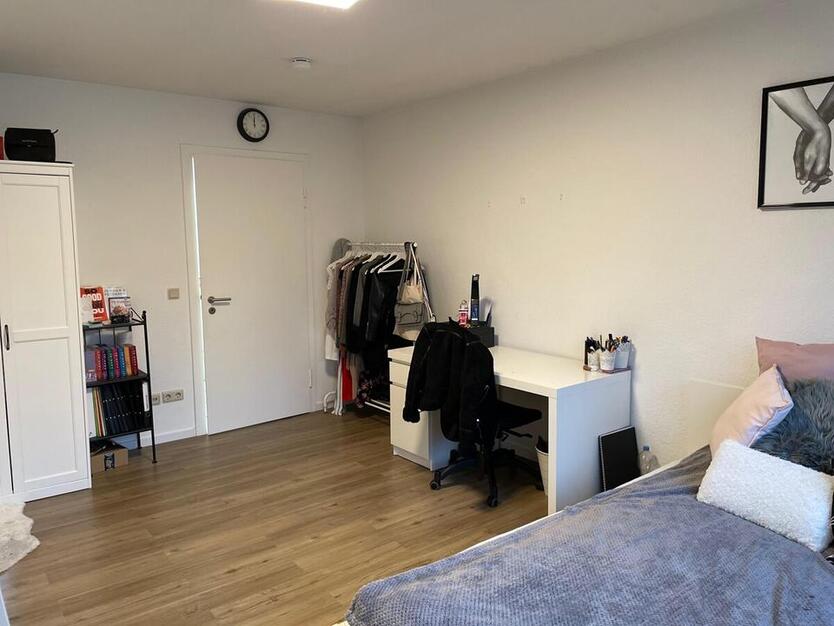 Schöne DG 2 ZKB in zentraler Lage - WG geeignet zimmer