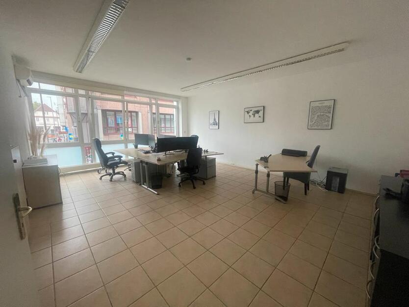 Größzügiges Büro zu vermieten