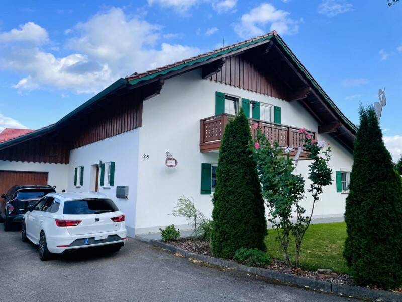 GEMÜTLICHE 2 12 Zimmer DG-Wohnung mit großem BALKON und GARAGE!