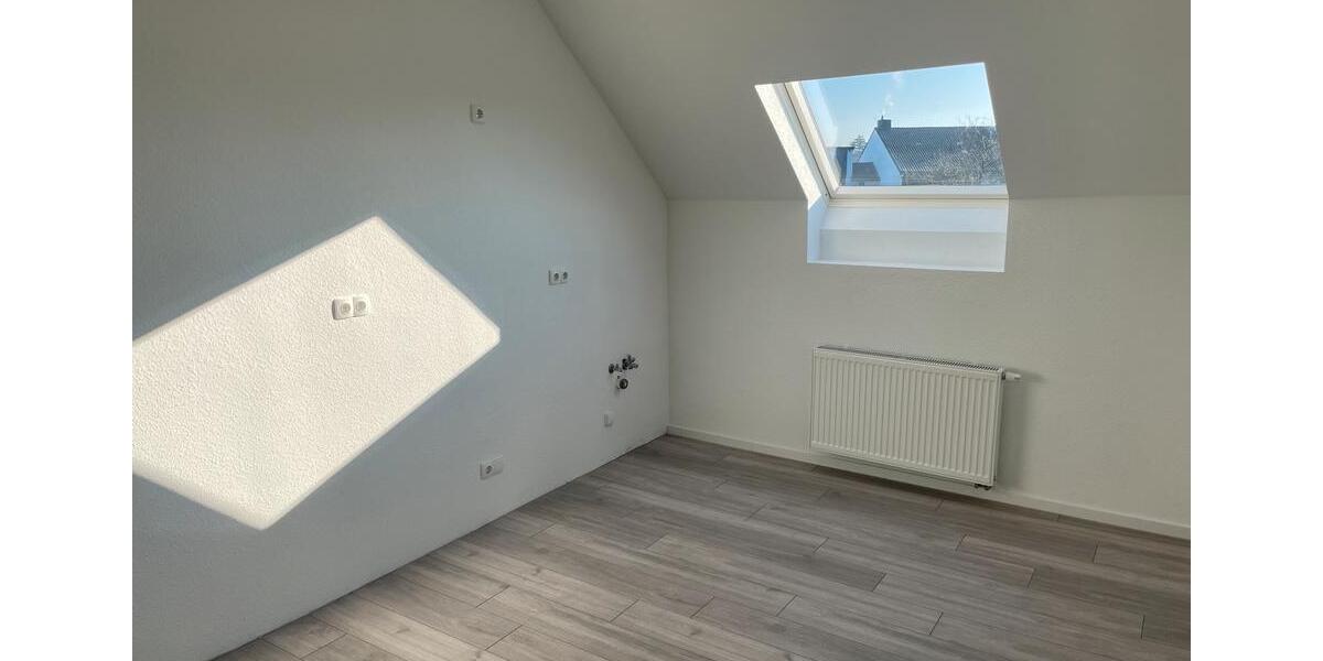 Dachgeschoßwohnung Solingen Aufderhöhe - 4 Zimmer, 80 m&sup2;, 950&euro; | Angebot:25234466