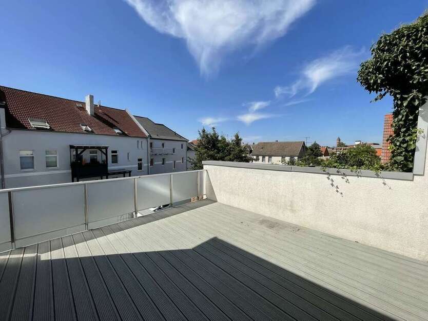 Wohntraum! Große 3 Zimmerwohnung mit riesiger Dachterrasse, Kamin + Einbauküche!