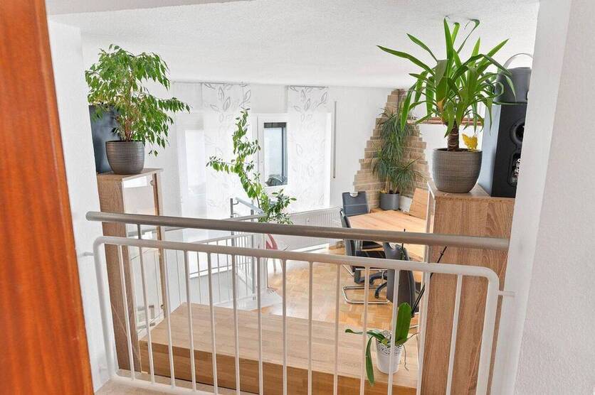 2-Etagen-Wohnung mit 2 TG-Stellplätze, EBK, 2 BadeZimmer, Balkon und Terrasse