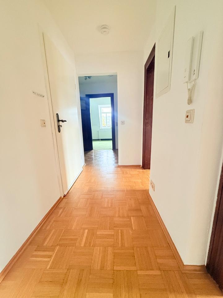 Schöne 4-Zimmer-Dachgeschoss Wohnung mit Einbauküche