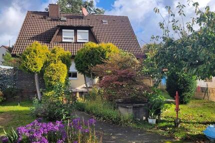Stilvolles Einfamilienhaus mit Terrasse, Garage und zusätzlichen Gartenhaus (mit Ausbaupotenzial)