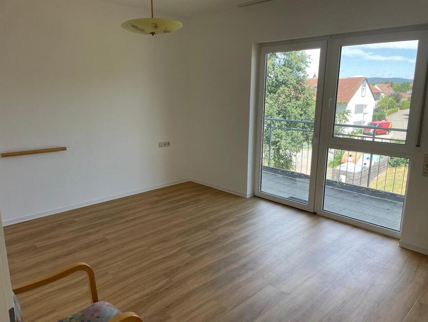 Neuwertgies WG-Zimmer mit Balkon - befristet bis 31.03.2026