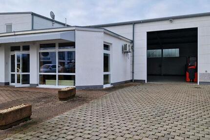 Lagerhalle mit Büro zimmer