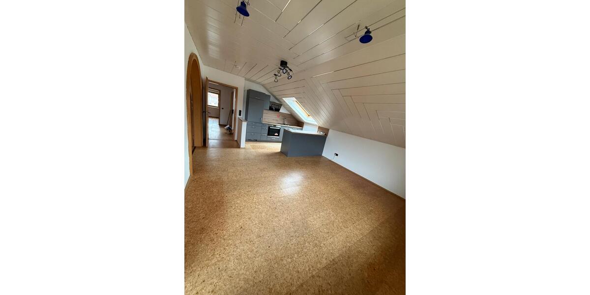 Dachgeschoßwohnung Wenzenbach - 3 Zimmer, 131 m&sup2;, 950&euro; | Angebot:25592241