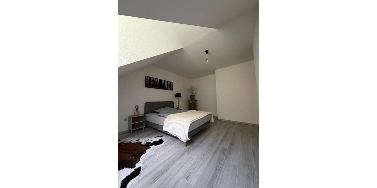 Dachgeschoßwohnung Neuenmarkt - 1 Zimmer, 75 m&sup2;, 350&euro; | Angebot:26237268