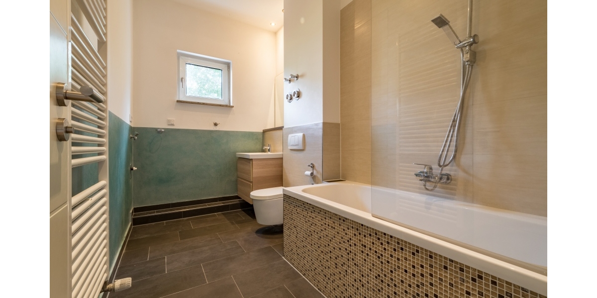 EINBAUKÜCHE – MODERNES WANNENBAD MIT FENSTER – TERRASSE – EINBAUSCHRANK - Terrassenwohnung Freital Deuben | Angebot:25887763