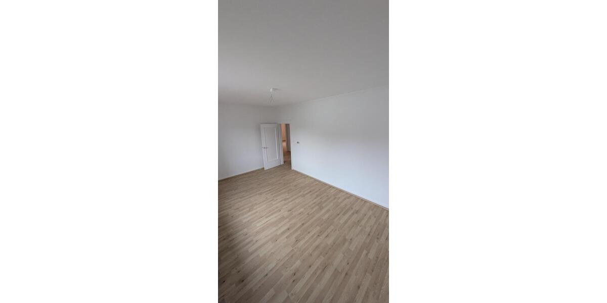 Charmante neurenovierte 3-Zimmer-Wohnung mit moderner Küche im 1. Obergeschoss 3 zimmer