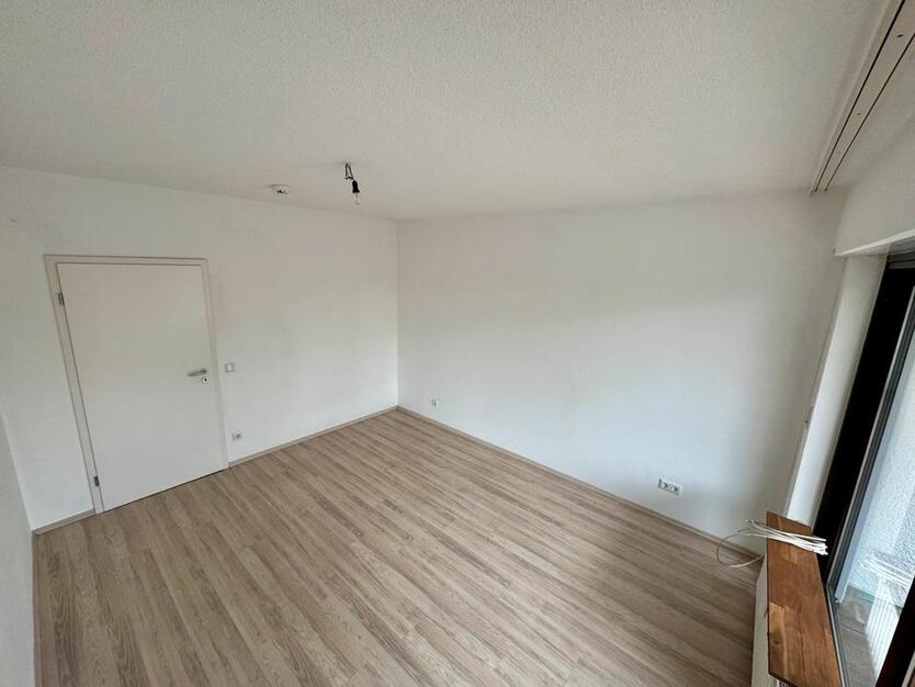 2 Zimmer Wohnung (Balkon, TG), hell, großzügig, Toplage zimmer