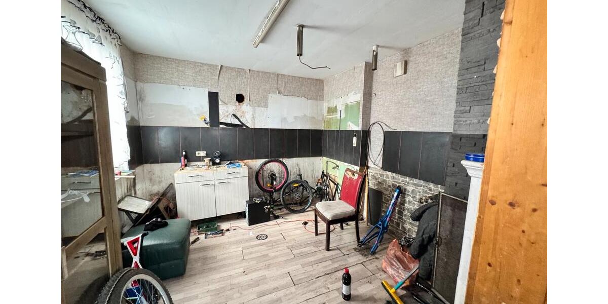 ZWEI HÄUSER, SCHUPPEN UND GARAGE 8 zimmer