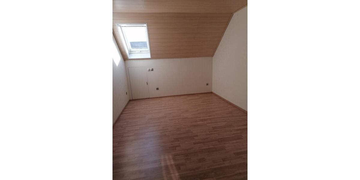 Dachgeschoßwohnung Speichersdorf - 3 Zimmer, 121 m&sup2;, 880&euro; | Angebot:26133097