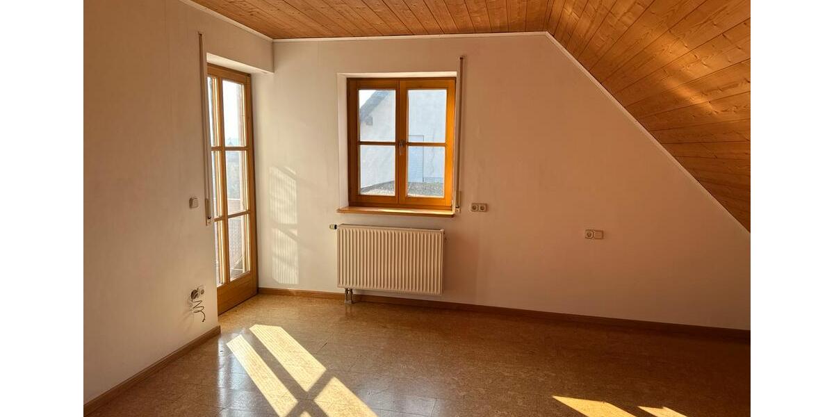Dachgeschoßwohnung Geiselwind - 3 Zimmer, 80 m&sup2;, 550&euro; | Angebot:25852688
